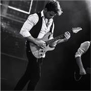 Insegnante di chitarra moderna offre lezioni anche online